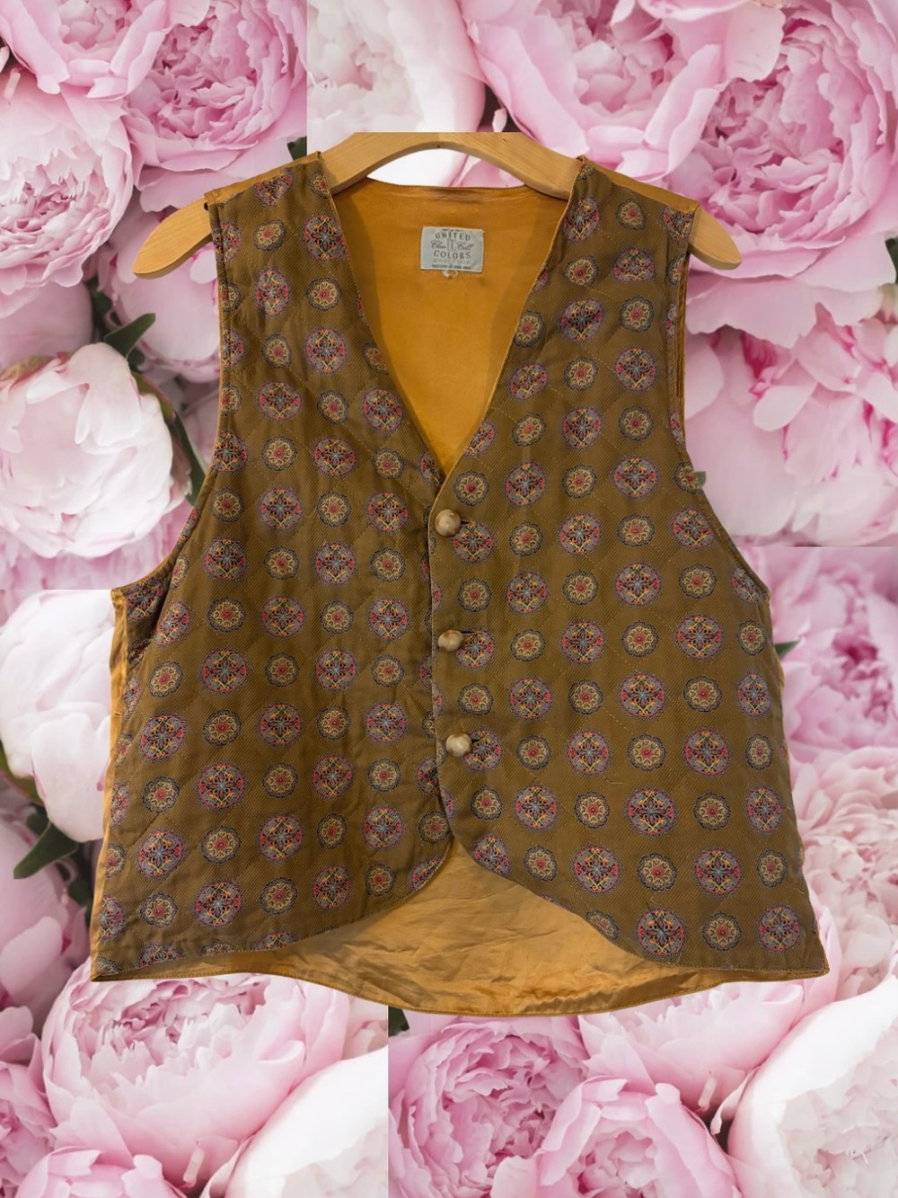 Silk Mustard Vest Geometric Pattern Contrast Buttons United Colors of Benetton
